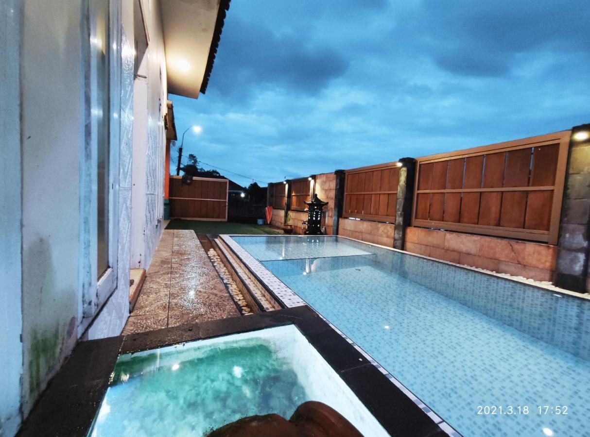 הוילה באטו Puncak Pinus And Pool מראה חיצוני תמונה
